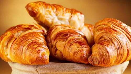 Десерт из слоеного теста и сгущенки. 6 самых простых рецептов выпечки из слоеного теста