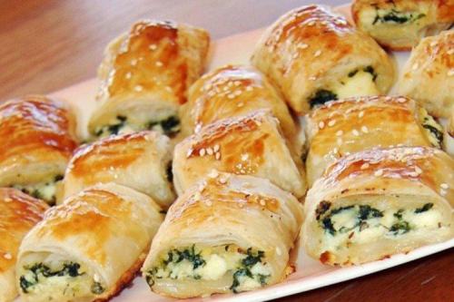 Что приготовить из слоеного теста не сладкое. 15 простых закусок из слоеного теста, которые можно приготовить дома