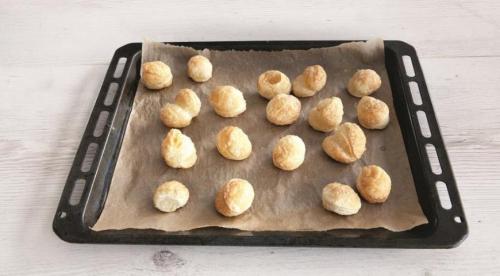 Вкусные закуски из слоеного теста. Слоеные рулетики с курицей и сыром 12