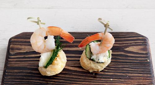 Вкусные закуски из слоеного теста. Слоеные рулетики с курицей и сыром 13