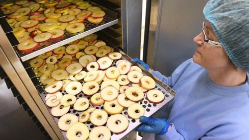 Какие преимущества имеют целые фрукты перед соками и смузи