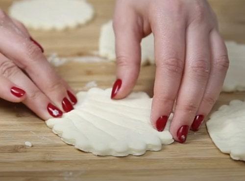 Кружочки из слоеного теста с начинкой. Закуски из слоеного теста с начинкой — лучшие рецепты на праздничный стол