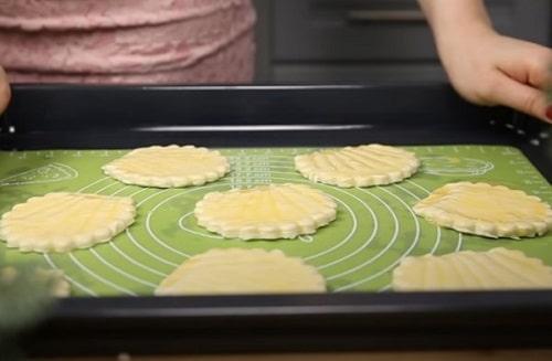 Кружочки из слоеного теста с начинкой. Закуски из слоеного теста с начинкой — лучшие рецепты на праздничный стол