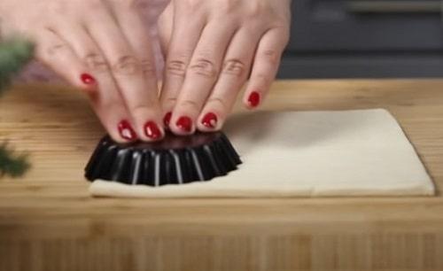 Кружочки из слоеного теста с начинкой. Закуски из слоеного теста с начинкой — лучшие рецепты на праздничный стол