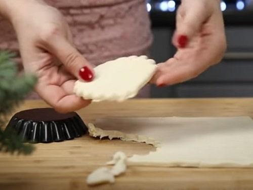 Кружочки из слоеного теста с начинкой. Закуски из слоеного теста с начинкой — лучшие рецепты на праздничный стол