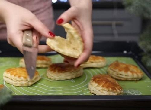 Кружочки из слоеного теста с начинкой. Закуски из слоеного теста с начинкой — лучшие рецепты на праздничный стол