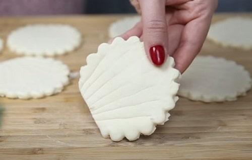 Кружочки из слоеного теста с начинкой. Закуски из слоеного теста с начинкой — лучшие рецепты на праздничный стол