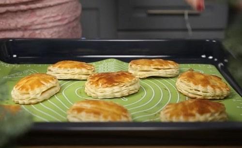 Кружочки из слоеного теста с начинкой. Закуски из слоеного теста с начинкой — лучшие рецепты на праздничный стол