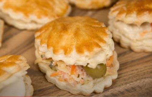 Кружочки из слоеного теста с начинкой. Закуски из слоеного теста с начинкой — лучшие рецепты на праздничный стол