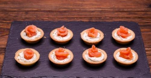 Тарталетки с красной рыбой огурцом и яйцом. Тарталетки с семгой: подборка самых вкусных рецептов