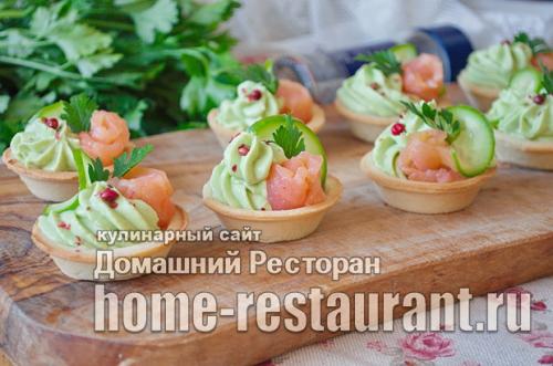 Тарталетки с красной рыбой и плавленым сыром и огурцом. 
