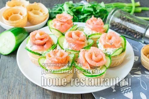 Тарталетки с красной рыбой и плавленым сыром и огурцом. 