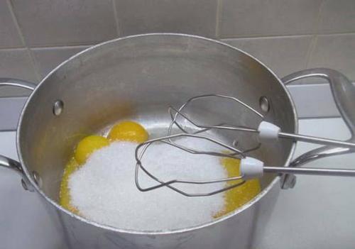 Наполеон из готового слоеного дрожжевого теста. Пошаговый рецепт приготовления Наполеона из дрожжевого слоеного теста