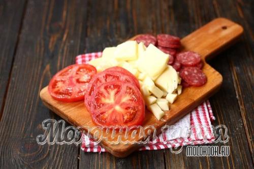 Пицца из слоеного дрожжевого теста с колбасой. 