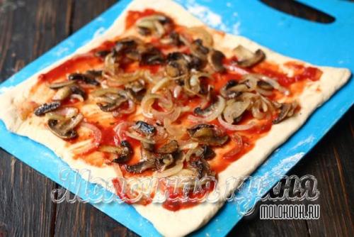 Пицца из слоеного дрожжевого теста с колбасой. 