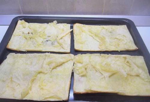 Наполеон из готового слоеного дрожжевого теста. Пошаговый рецепт приготовления Наполеона из дрожжевого слоеного теста