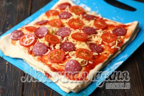 Пицца из слоеного дрожжевого теста с колбасой. 