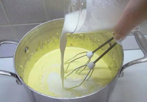 Наполеон из готового слоеного дрожжевого теста. Пошаговый рецепт приготовления Наполеона из дрожжевого слоеного теста