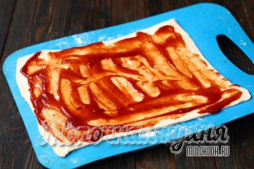 Пицца из слоеного дрожжевого теста с колбасой. 