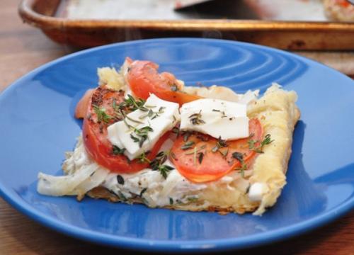 Пицца из слоеного бездрожжевого теста с моцареллой. Пицца из слоеного теста с моцареллой и помидорами