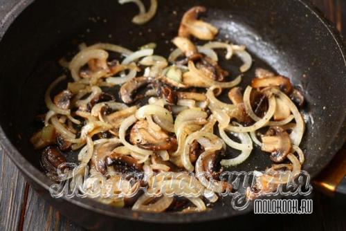 Пицца из слоеного дрожжевого теста с колбасой. 