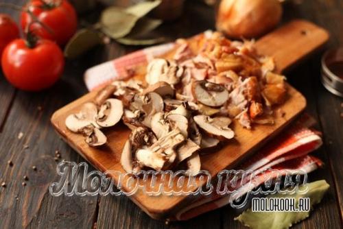 Пицца из слоеного дрожжевого теста с колбасой. 