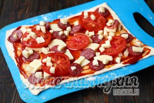 Пицца из слоеного дрожжевого теста с колбасой. 