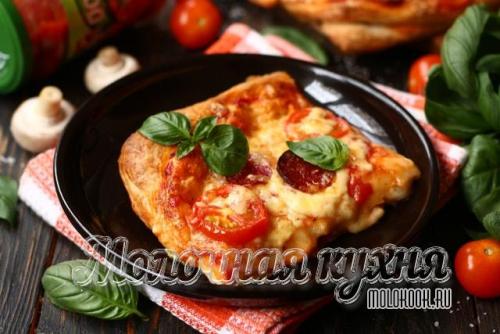 Пицца из слоеного дрожжевого теста с колбасой. 