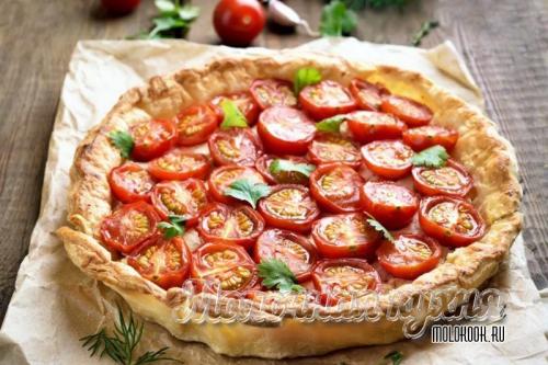 Пицца из слоеного дрожжевого теста с колбасой. 