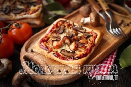 Пицца из слоеного дрожжевого теста с колбасой. 