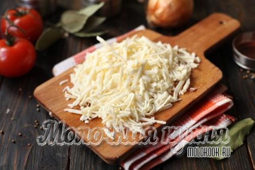 Пицца из слоеного дрожжевого теста с колбасой. 