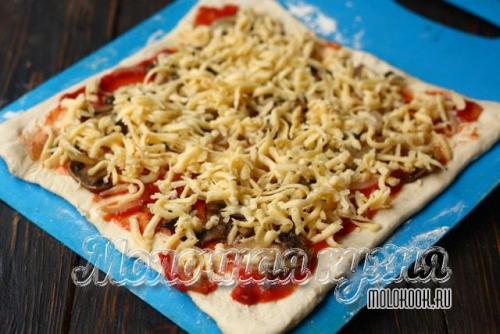 Пицца из слоеного дрожжевого теста с колбасой. 