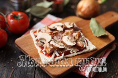 Пицца из слоеного дрожжевого теста с колбасой. 