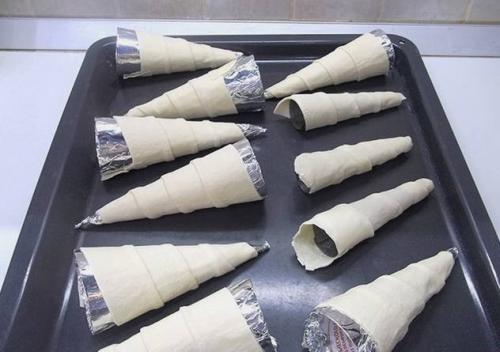 Трубочки с белковым кремом в домашних условиях. Слоеные трубочки с заварным кремом