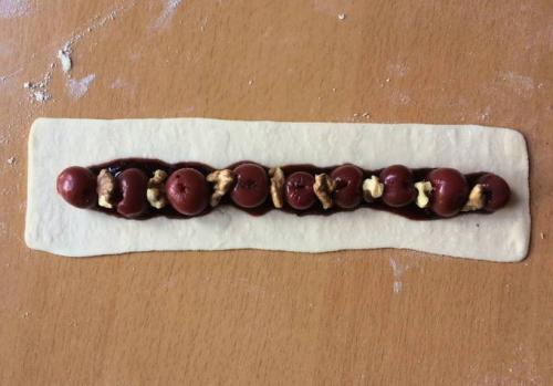 Торт из слоеного теста с вишней. Торт «Монастырская изба» из готового слоеного теста с вишней и сметанным кремом