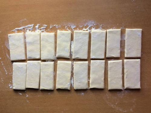 Торт из слоеного теста с вишней. Торт «Монастырская изба» из готового слоеного теста с вишней и сметанным кремом