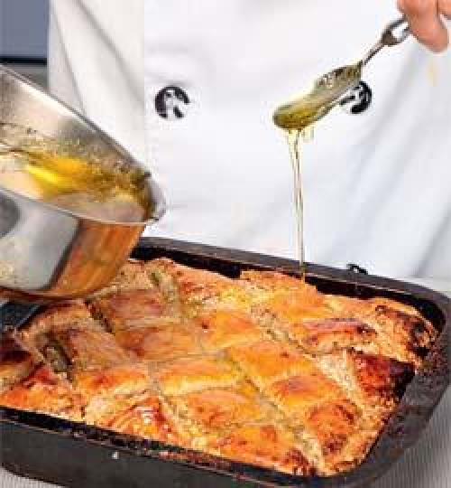 Пахлава из слоеного дрожжевого теста. Готовим армянскую пахлаву в домашних условиях: вкуснейший рецепт из готового слоеного теста с фото