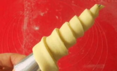 Трубочки из готового слоеного теста с заварным кремом. Трубочки из слоеного теста с белковым кремом