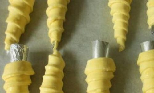 Трубочки с белковым кремом из готового теста. Трубочки из слоеного теста с белковым кремом