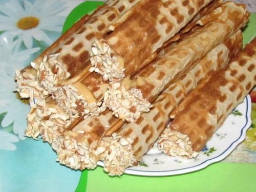 Вафельные трубочки с разными начинками. Начинка для вафельных трубочек. Рецепты простые и вкусные из сгущенки, творога, масла, орехов, несладкие