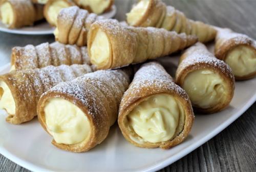 Вафельные трубочки с разными начинками. Начинка для вафельных трубочек. Рецепты простые и вкусные из сгущенки, творога, масла, орехов, несладкие