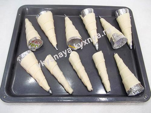 Трубочки с заварным кремом из слоеного теста: рецепт в домашних условиях