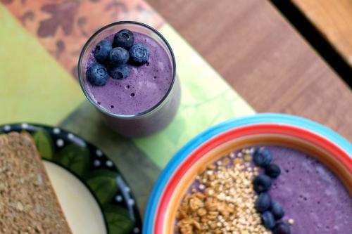 Какой из напитков более насыщает и дает ощущение сытости - смузи или сок. Смузи и соки на завтрак