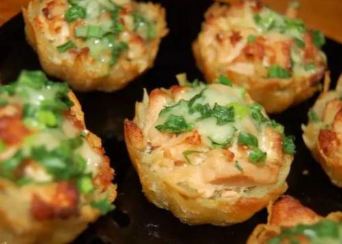 Какие ингредиенты нужны для начинки тарталеток с мясом. Закусочные тарталетки мясные к праздничному столу на День рождения, Новый год: идеи, рецепты с фото, украшения. Рецепты мясных салатов для начинки тарталеток