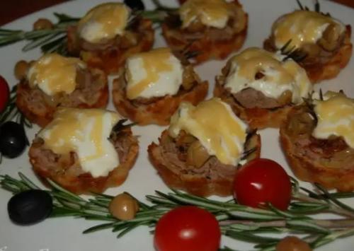 Какие ингредиенты нужны для начинки тарталеток с мясом. Закусочные тарталетки мясные к праздничному столу на День рождения, Новый год: идеи, рецепты с фото, украшения. Рецепты мясных салатов для начинки тарталеток