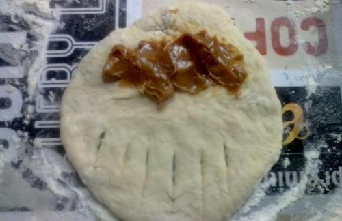 Что нужно для приготовления рулета из дрожжевого теста с вареной сгущенкой. Булочки с вареной сгущенкой из дрожжевого теста в духовке