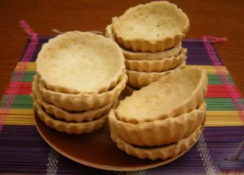 Хрустящее тесто для тарталеток. Рецепты теста для корзиночек закусочных праздничных тарталеток. Как приготовить тарталетки из теста без формочки и в силиконовых формочках в домашних условиях?