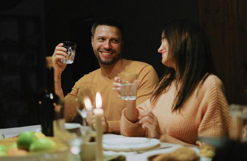 Какие полезные добавки содержатся в газированной воде и насколько они полезны. Выяснили, что будет, если заменить обычную воду газированной, и когда этого лучше не делать