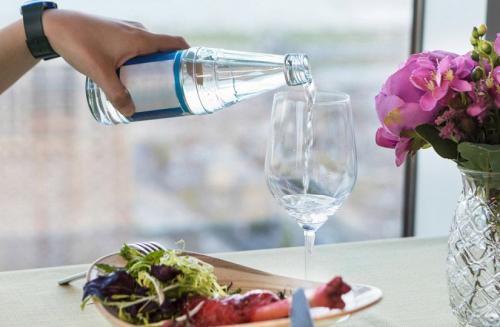 Какие полезные добавки содержатся в газированной воде и насколько они полезны. Выяснили, что будет, если заменить обычную воду газированной, и когда этого лучше не делать