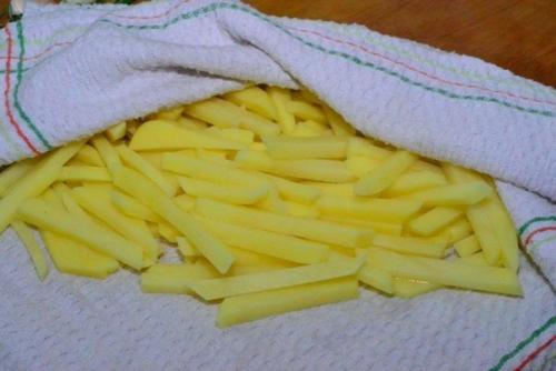 Жареная картошка.  Ингредиенты: 03